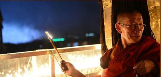 西藏信教群众迎来传统“燃灯日”(图)