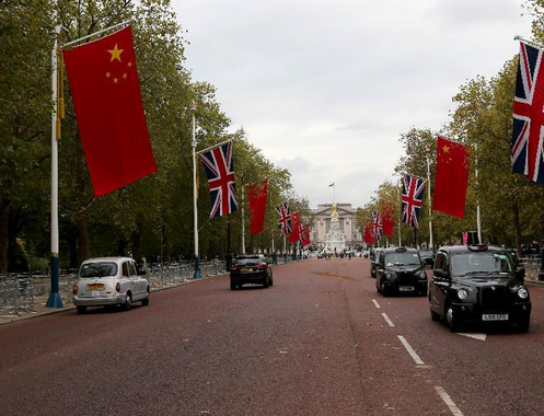 中英两国国旗悬挂在伦敦街头