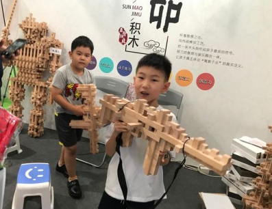 中国版乐高惊现上海幼教展 不仅是玩具