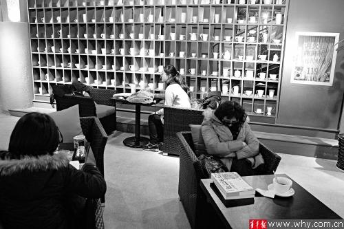 资料图：沪上通宵书店经营举步维艰。图片来源：上海青年报 记者 马骏 摄