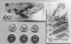 北京市民排队兑换航天纪念钞币 验钞机或