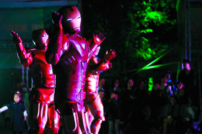 上海国际艺术节与上海戏剧学院联合推出的“扶持青年艺术家计划暨青年艺术创想周”上，学生们cosplay钢铁侠跳起劲爆舞蹈。