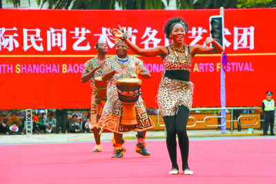  非洲刚果(金)民间艺术团在第十五届上海国际艺术节群文活动开幕式上精彩演出。