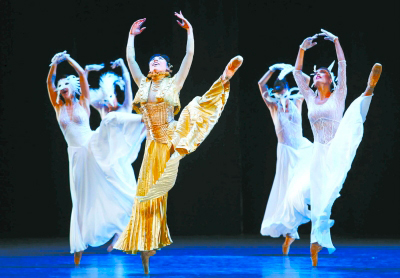 上海国际艺术节开幕式演出蒙特卡罗芭蕾舞团当代版芭蕾舞剧《天鹅湖》，是该团艺术总监让-克里斯托弗·马约酝酿多年的作品，既传承经典剧目神髓，又游离于现代与古典之间。