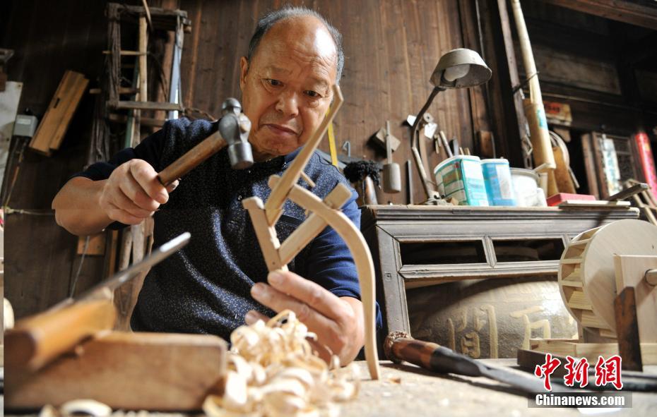 痴迷传统农具制作的老木匠