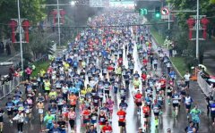 2019西安国际马拉松赛雨中鸣枪,三万跑者