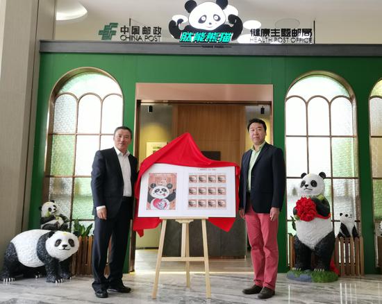 中国邮政广告传媒公司文化惠民中心主任冯毅（左）和刘中为几内亚《庚子年》生肖邮票揭幕