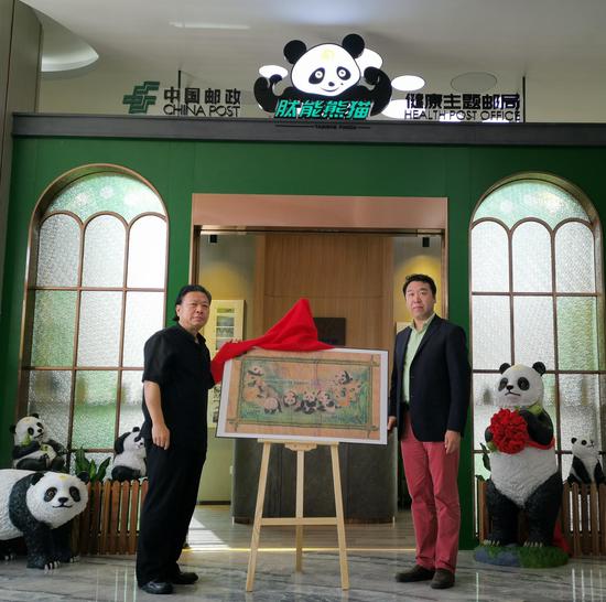   中国美协理事、雅安熊猫宣传大使刘中（右）和著名邮票设计家阎炳武先生